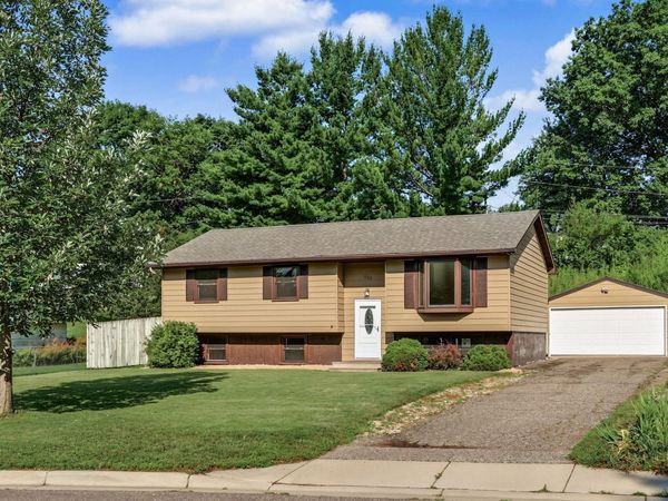 606 Grospoint Lane N, Oakdale, MN 55128