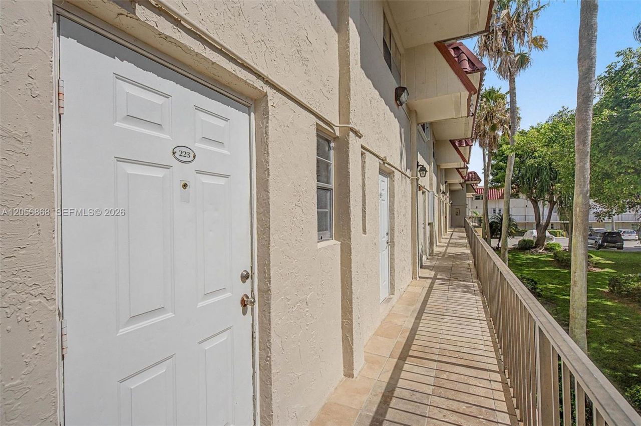 6709 N Kendall Dr, Unit 223, Pinecrest, FL 33156 Photo