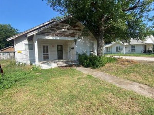 402 S Nueces Street , Coleman, TX 76834