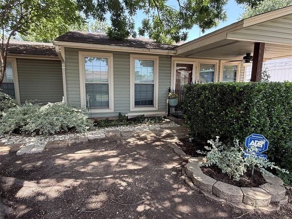 4113 Barksdale Court , Dallas, TX 75211