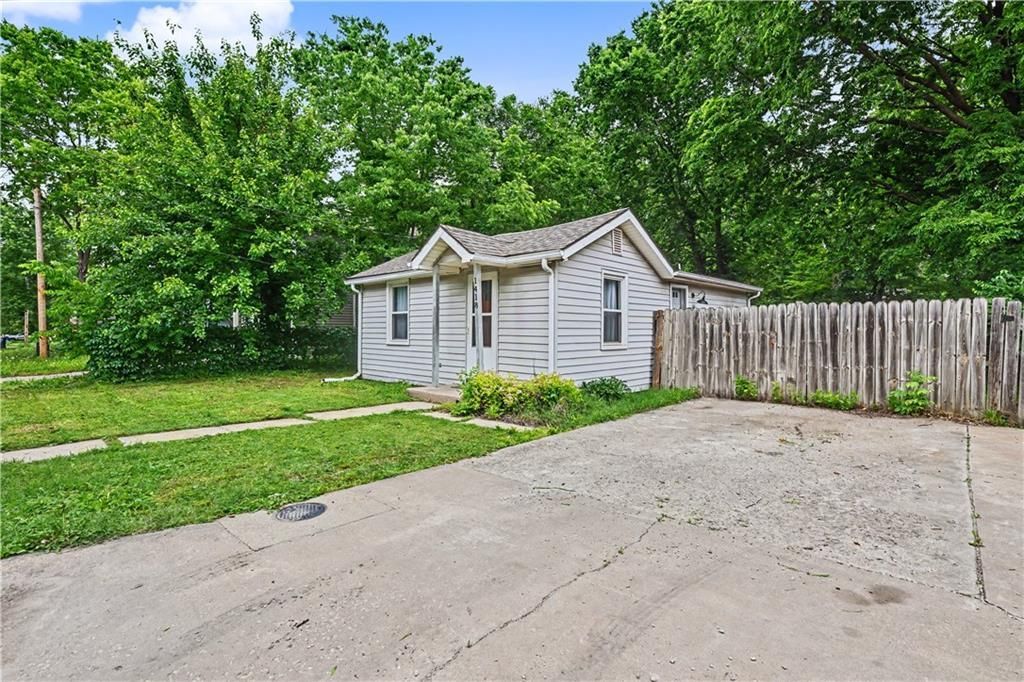1418 Maple Lane, Lawrence, KS 66044 Main Photo