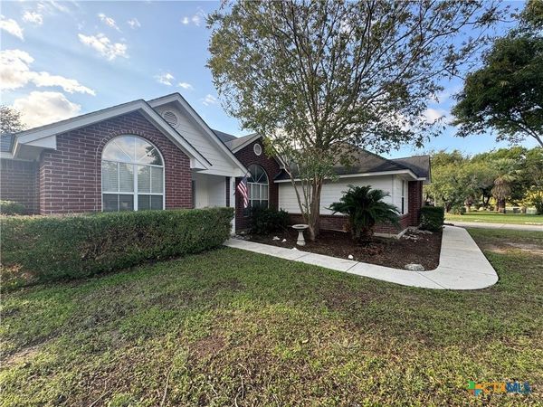 521 Woodlake Drive , McQueeney, TX 78123