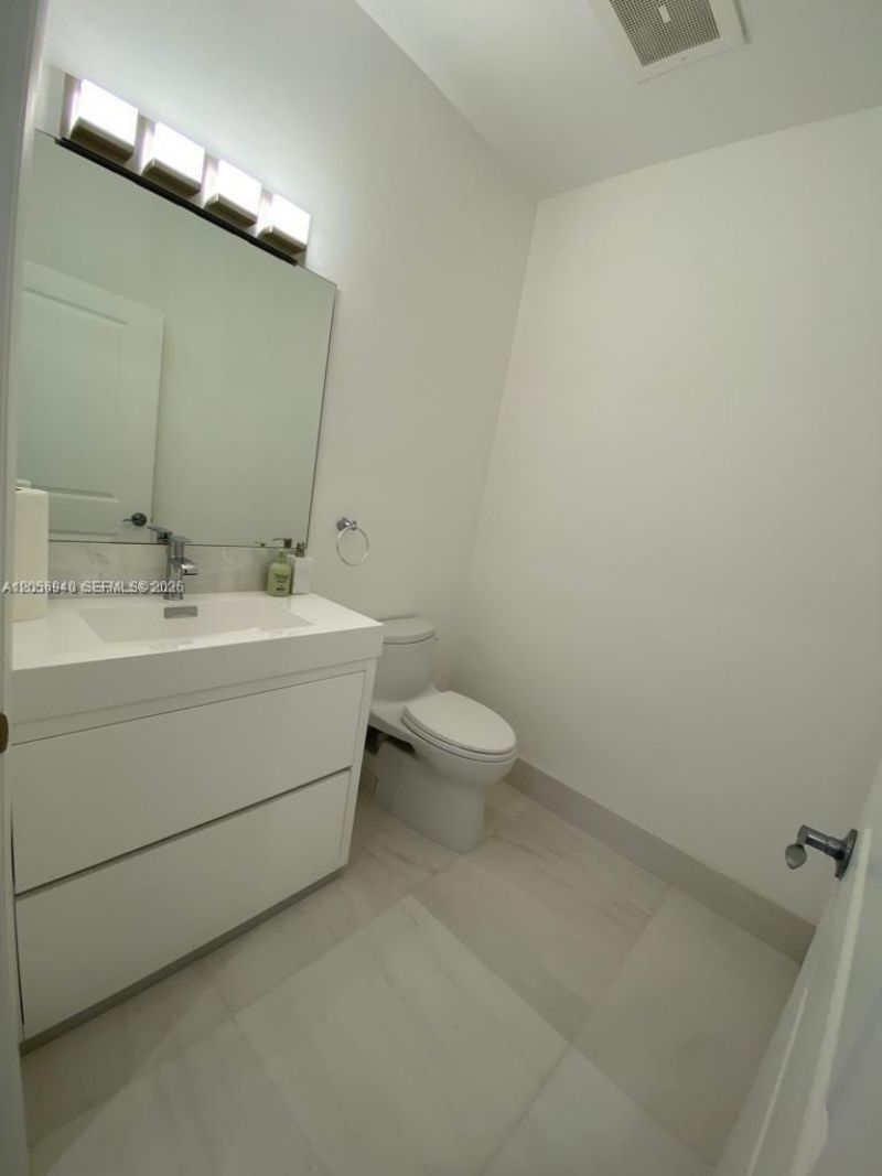 1945 S Ocean Dr, Unit 211, Hallandale Beach, FL 33009 Photo
