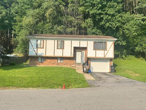 201 HUNTER RISGE RD, MOUNT HOPE, WV 25880