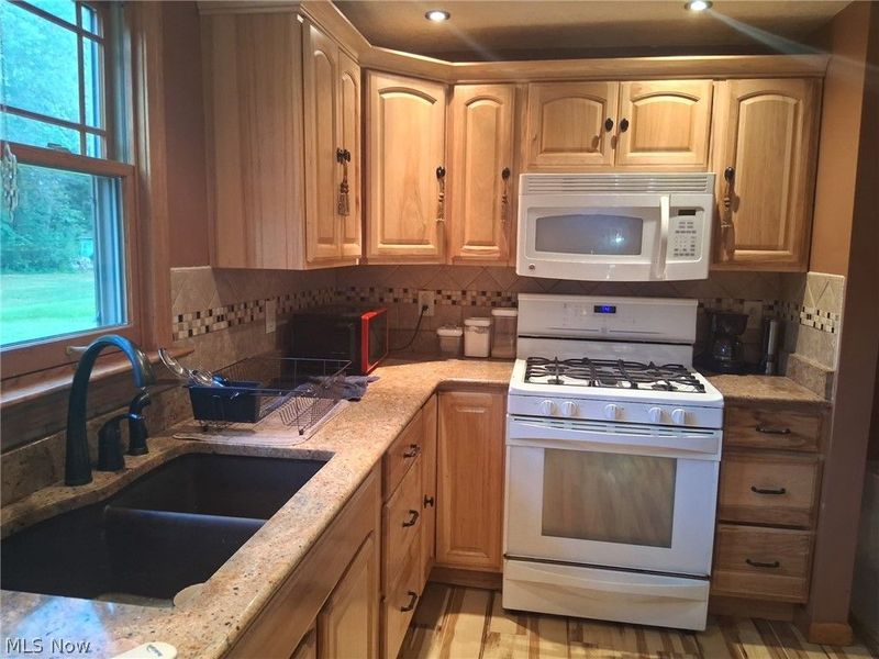 2691 Elizabeth Drive, Lordstown, OH 44481 Photo 6