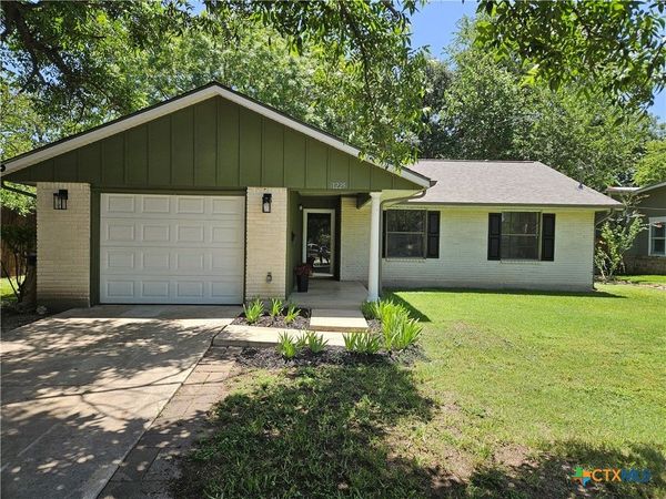 1225 W Coll Street , New Braunfels, TX 78130