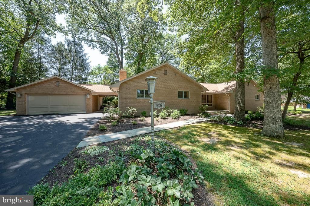 696 FOREST ROAD , WAYNE, PA 19087