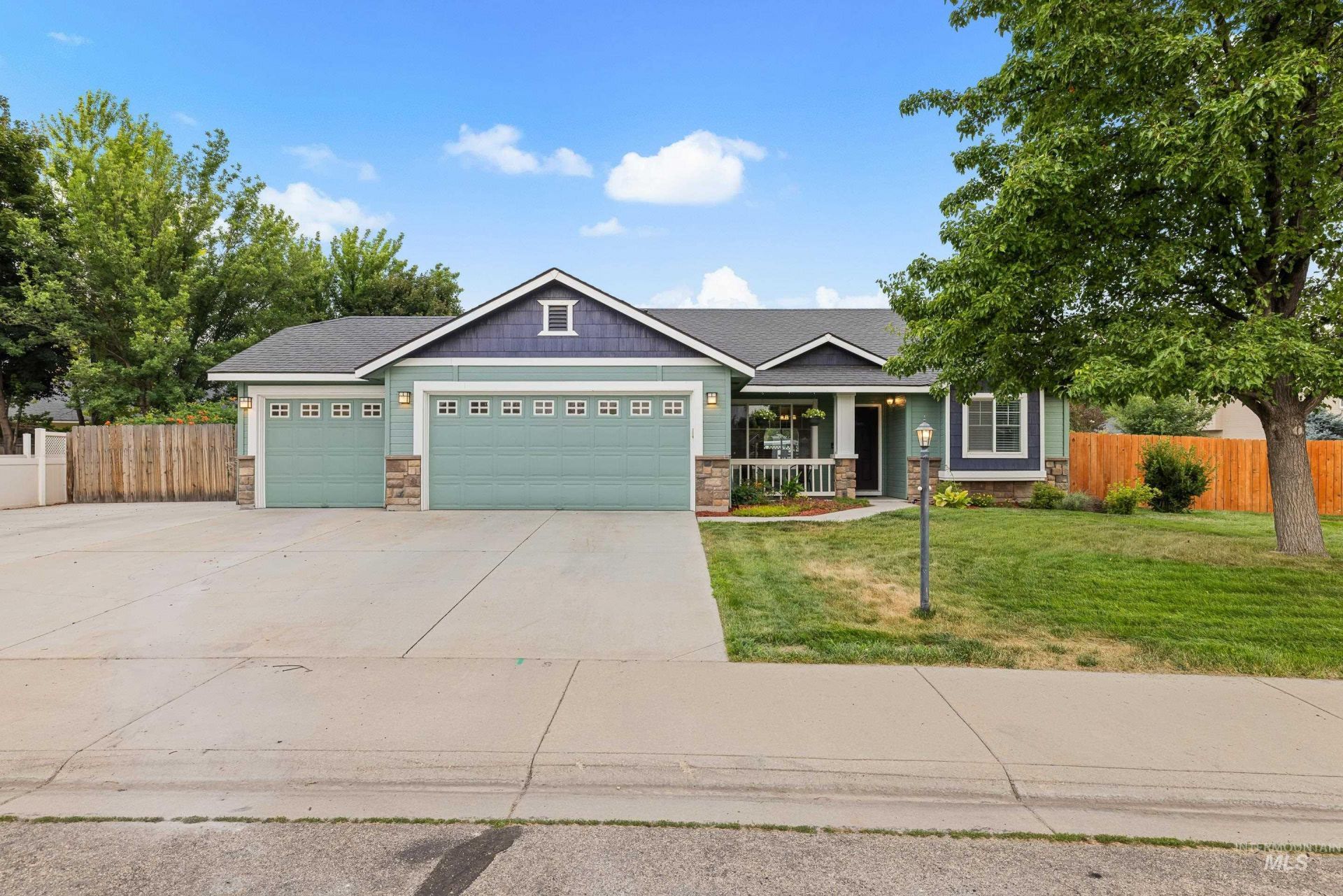 979 N Lambert Way, Meridian, ID 83642 Main Photo