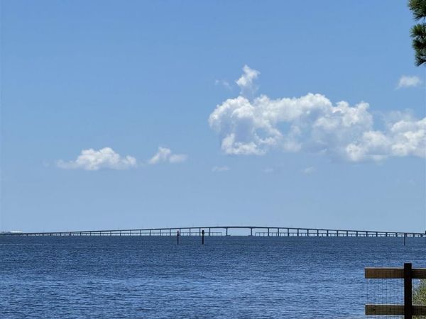 2718 Bay St, Gulf Breeze, FL 32563