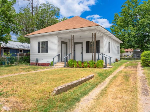 204 E DAVIS ST, Kerrville, TX 78028