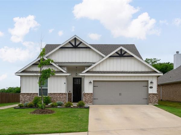 300 Bronco Drive , Pilot Point, TX 76258