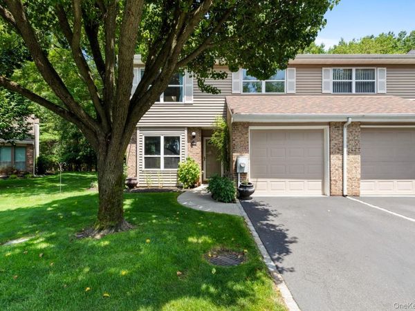 300 Pond View Lane , Smithtown, NY 11787