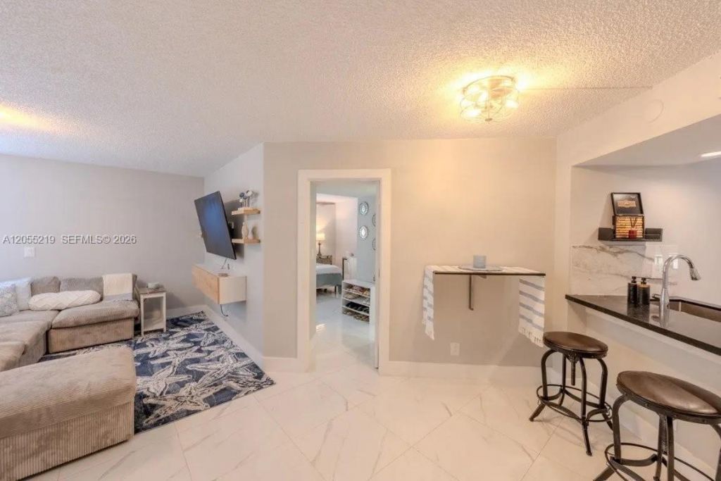 10451 W Broward Blvd , Unit 201, Plantation, FL 33324 Photo