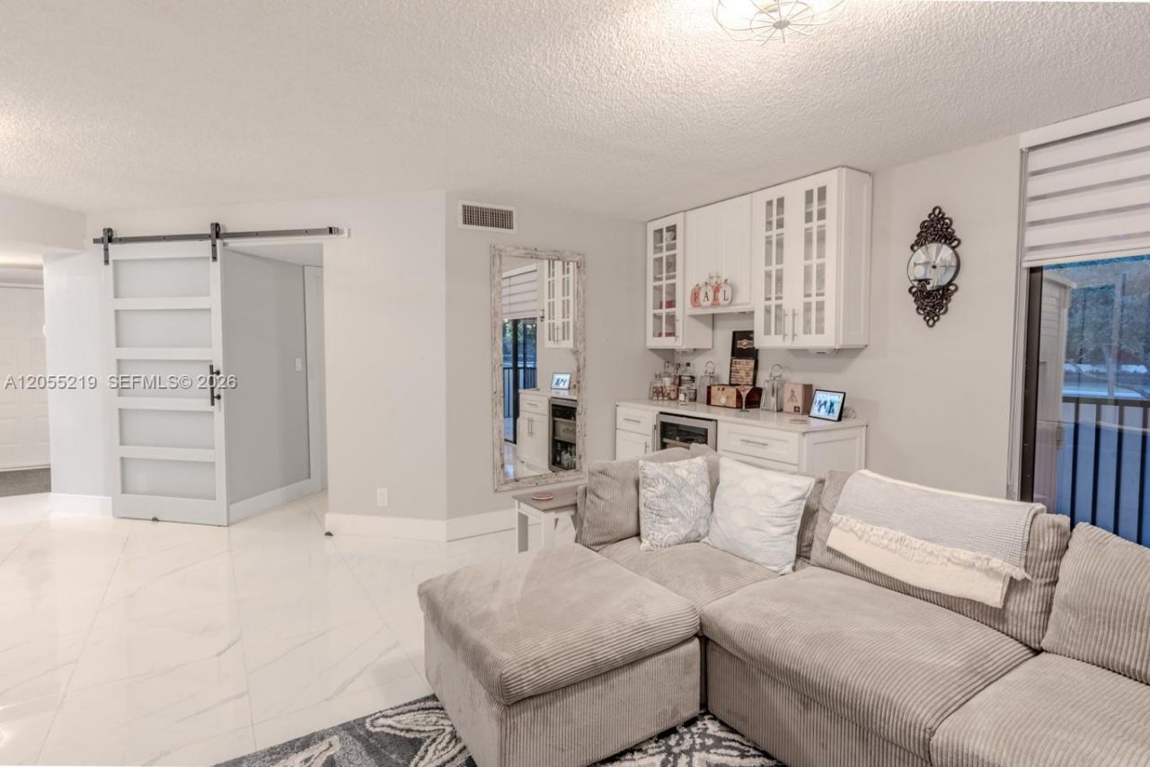 10451 W Broward Blvd, Unit 201, Plantation, FL 33324 Photo