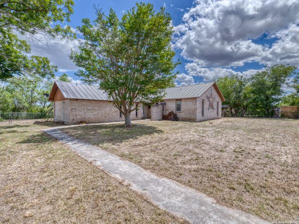 402 CONGRESS ST, Sabinal, TX 78881