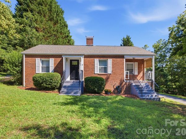 1060 14th Avenue NW, Hickory, NC 28601