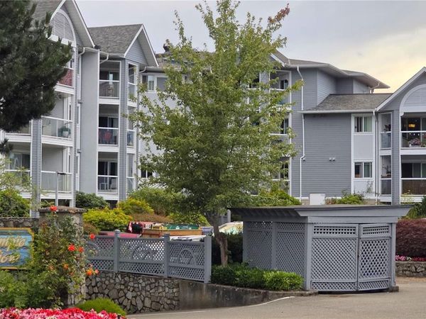 3206 Alder St, Unit #108, Saanich, BC V8X 5A4