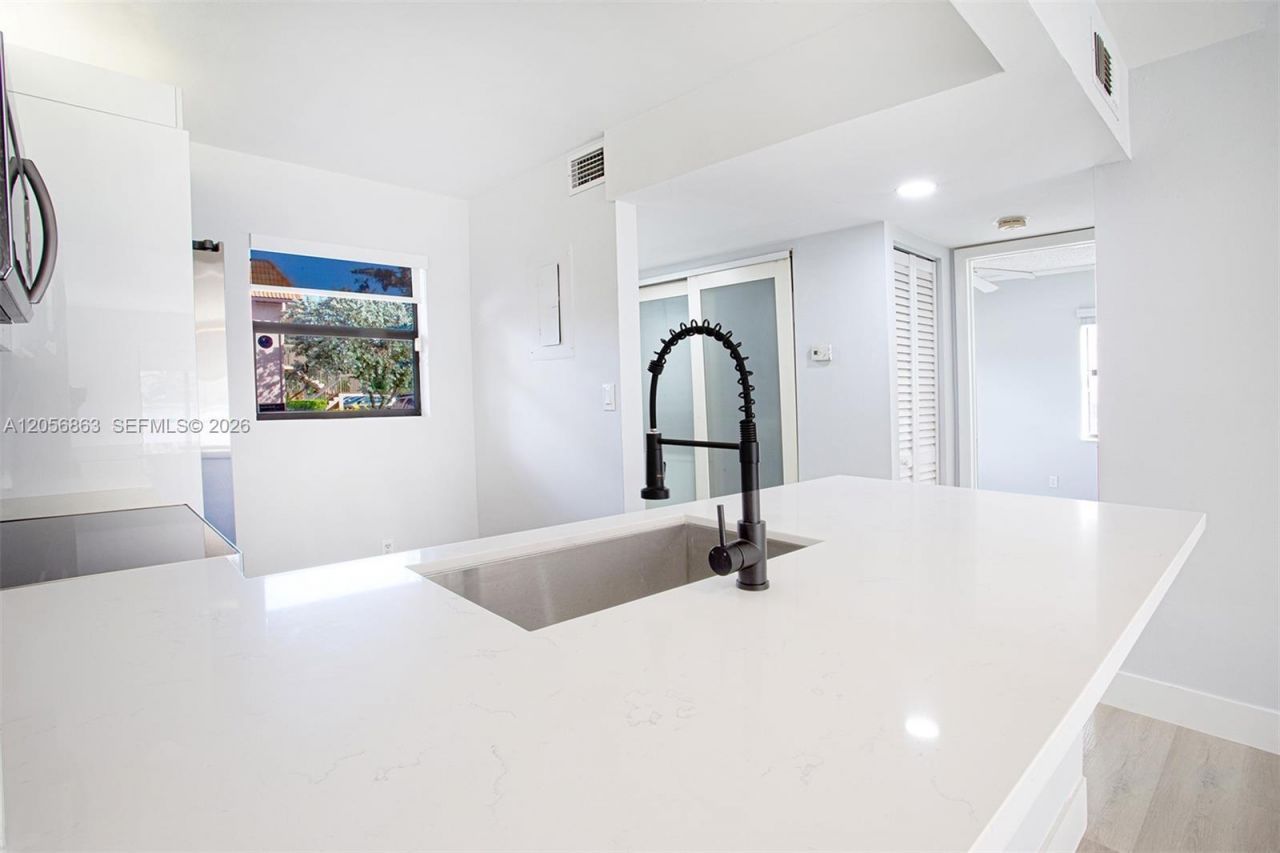 1000 NW 106th Ter, Unit 101, Pembroke Pines, FL 33026 Photo