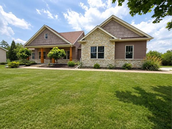 939 8th St E, Andalusia, IL 61232