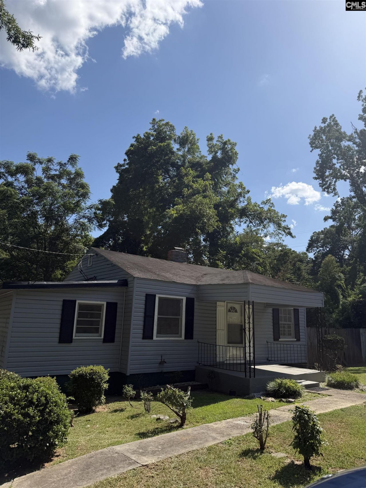 240 Pineneedle Street  Photo 4