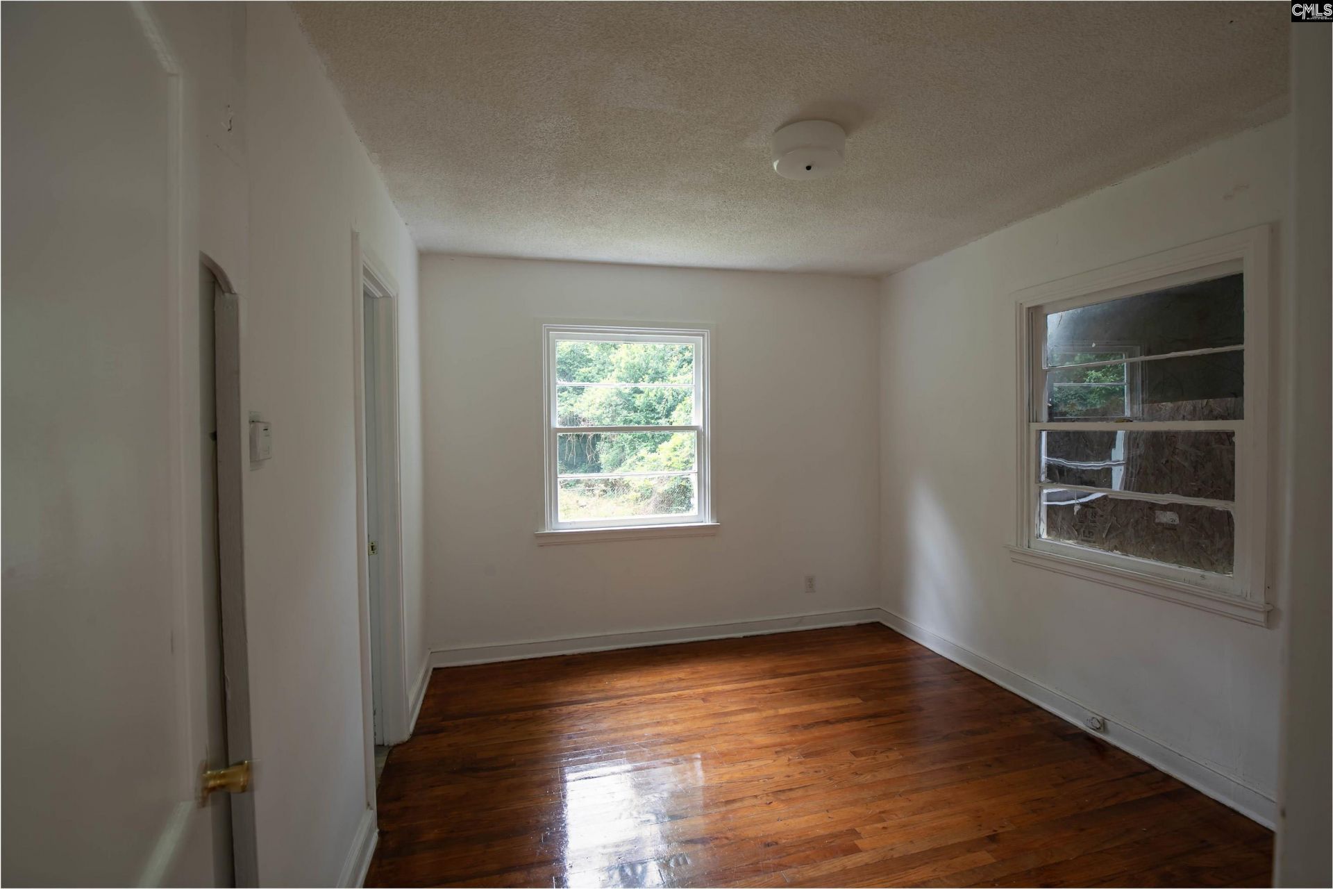 240 Pineneedle Street  Photo 5