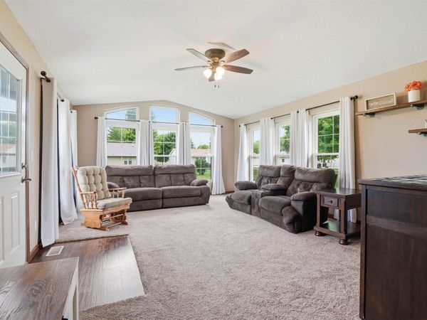 547 Hickory Ridge St, Peosta, IA 52068