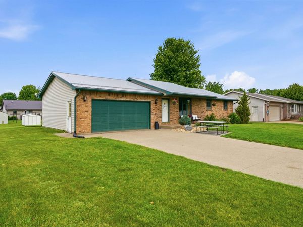 547 Hickory Ridge St, Peosta, IA 52068