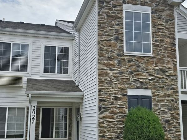 2027 SILVERSTONE Drive, Unit 2027, Carpentersville, IL 60110