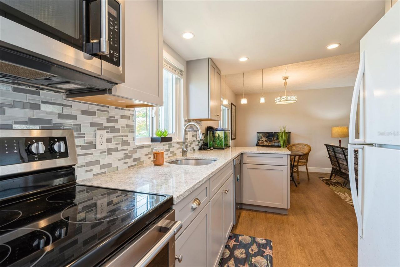 527 Cape Coral Parkway W, Unit 4, Cape Coral, FL 33914 Photo
