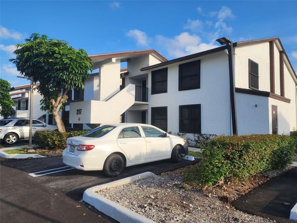 217 LAKE POINTE Drive, Unit 107, Oakland Park, FL 33309