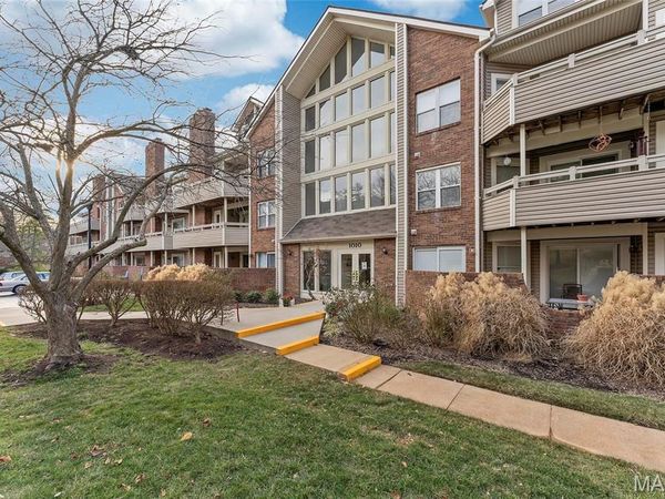 1010 Thoreau Court , Creve Coeur, MO 63146