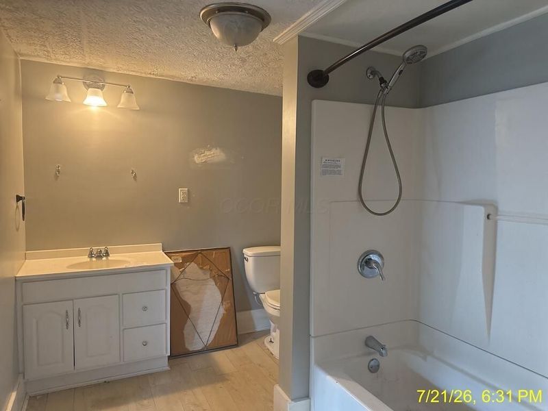 121 W Center Street, London, OH 43140 Photo 6