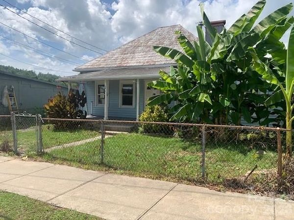 28 W CHESTNUT Street, Rosman, NC 28712