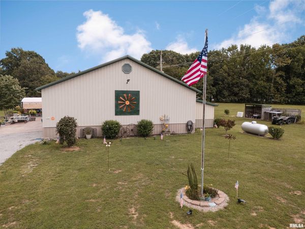 1400 N Duquoin Street, Benton, IL 62812