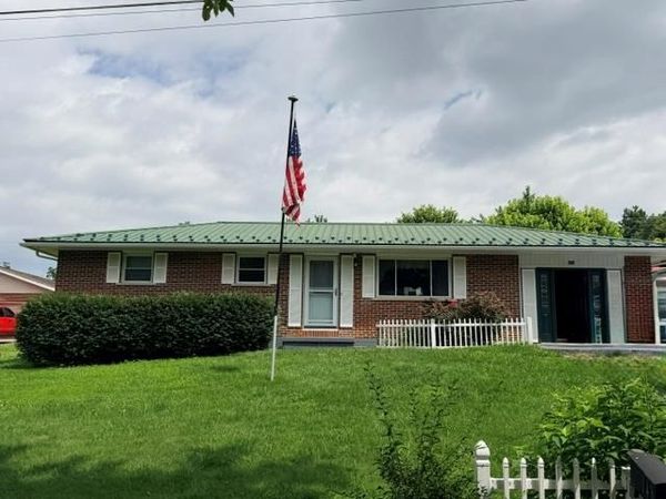 143 Pack Ln, GLEN MORGAN, WV 25813
