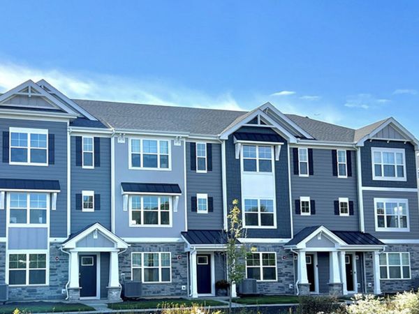 435 Lakeshore Court , St. Charles, IL 60174