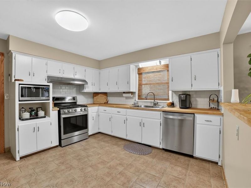673 Knollwood Drive, Green, OH 44685 Photo 11