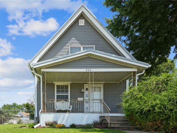 824 Center Pt Rd, Cedar Rapids, IA 52402