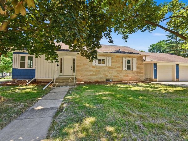 632 W Wisconsin AVENUE, Oconomowoc, WI 53066