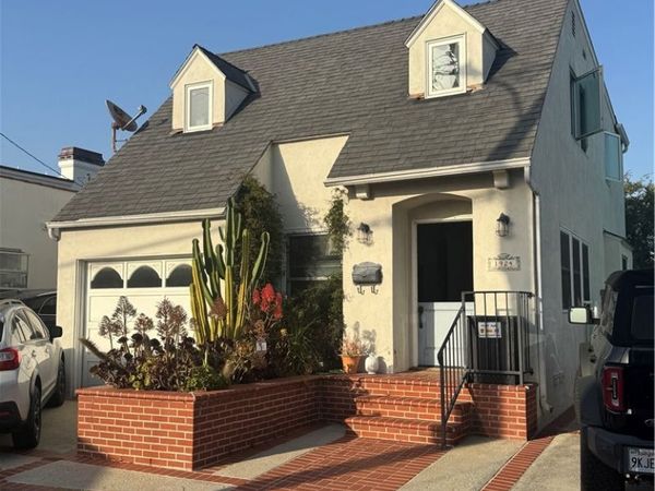 1924 Loma Drive , Hermosa Beach, CA 90254