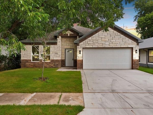 407 E Willingham Street , Cleburne, TX 76031