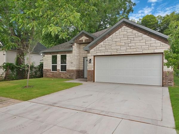 407 E Willingham Street, Cleburne, TX 76031