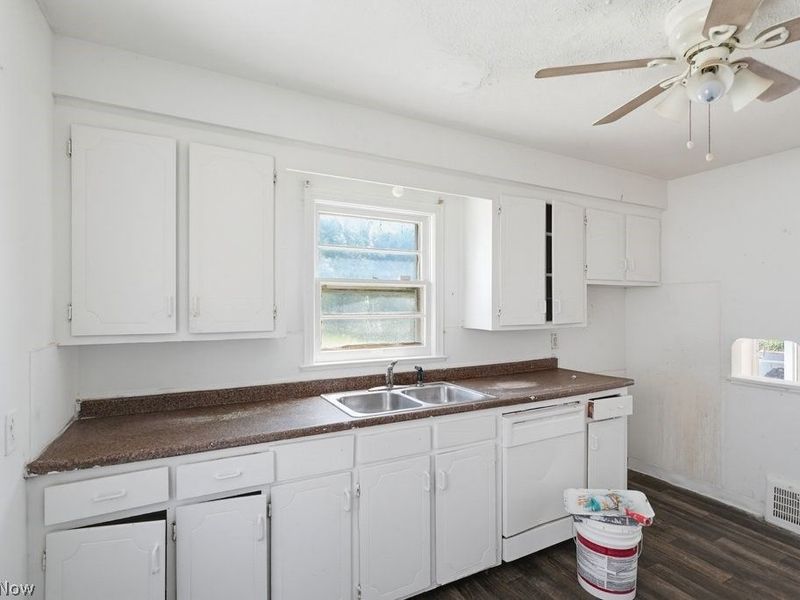 21860 Roberts Avenue , Euclid, OH 44123 Photo 6