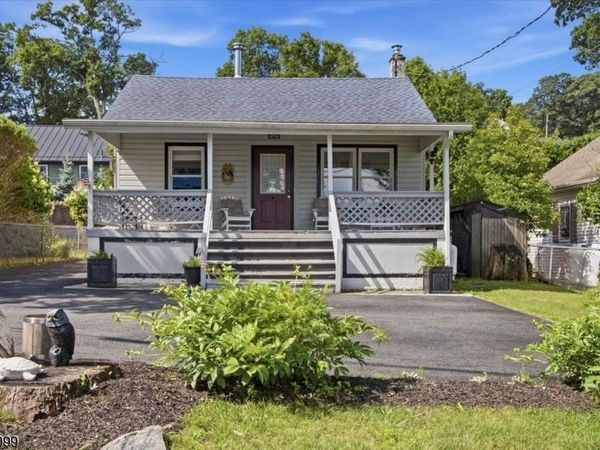 110 Maxim Dr, Hopatcong, NJ 07843