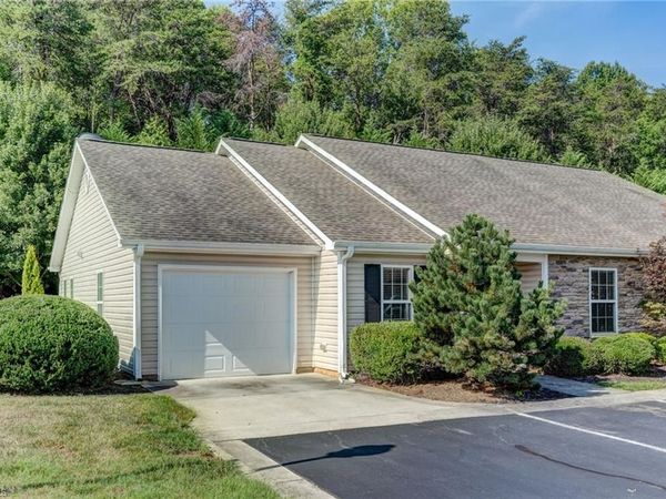 3017 Hyde Place Circle , Winston-Salem, NC 27103