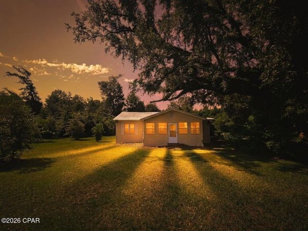 6915 Oak Street, Grand Ridge, FL 32442