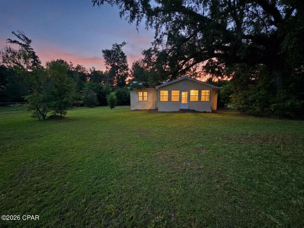 6915 Oak Street , Grand Ridge, FL 32442