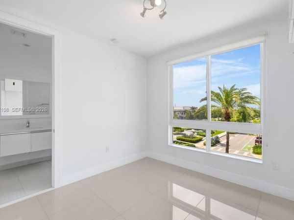 10471 NW 66th St, Doral, FL 33178