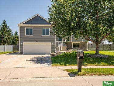807 Edgewater Drive, Papillion, NE 68046