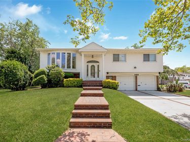 900 Flanders Drive , Valley Stream, NY 11581